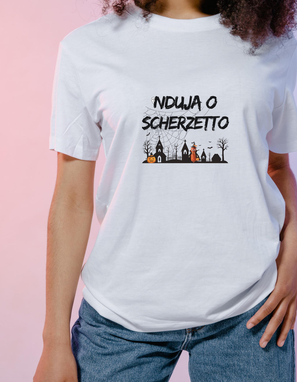 Maglietta Halloween Calabrese "NDUJA O SCHERZETTO" | T-Shirt Divertentissima e Originale, Idea Regalo A Tema Tradizione e Ironia